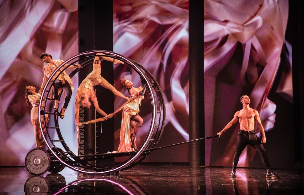 The performance kicks off in Fashion Freak Show